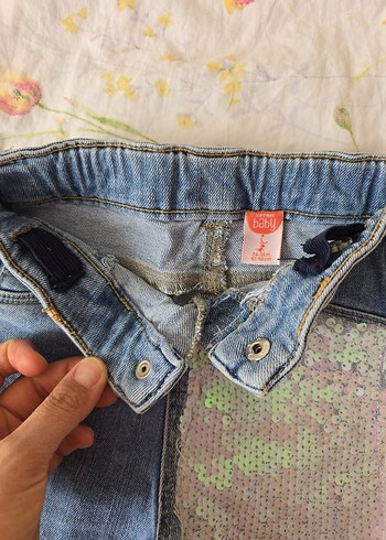 Pul Detaylı Mavi Kız Denim Şort - Görsel 4