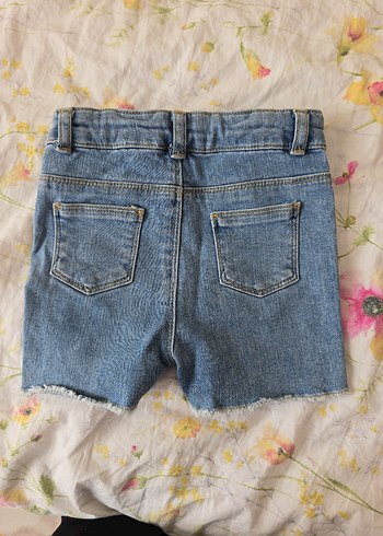 Pul Detaylı Mavi Kız Denim Şort - Görsel 2