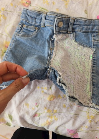 Pul Detaylı Mavi Kız Denim Şort - Görsel 5