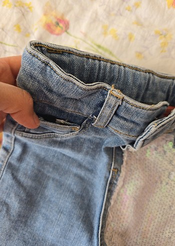 Pul Detaylı Mavi Kız Denim Şort - Görsel 6