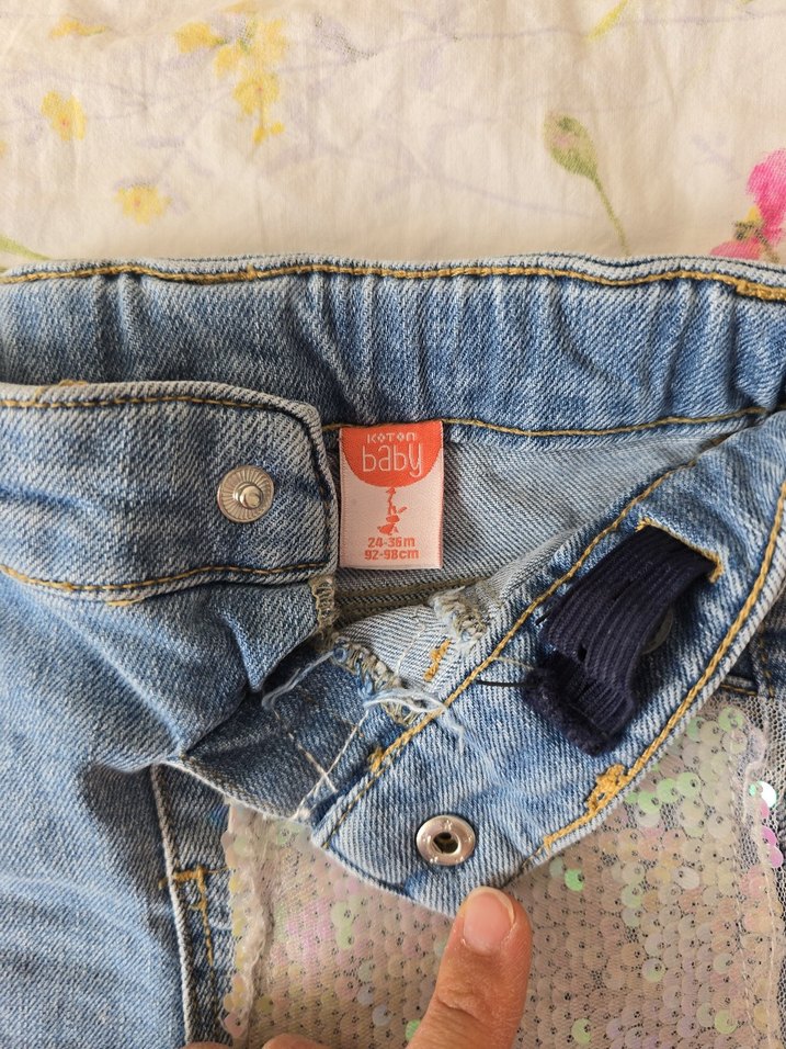 Pul Detaylı Mavi Kız Denim Şort - Görsel 3