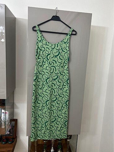 Bershka S hiç kullanılmamış yeşil desenli yazlık elbise
