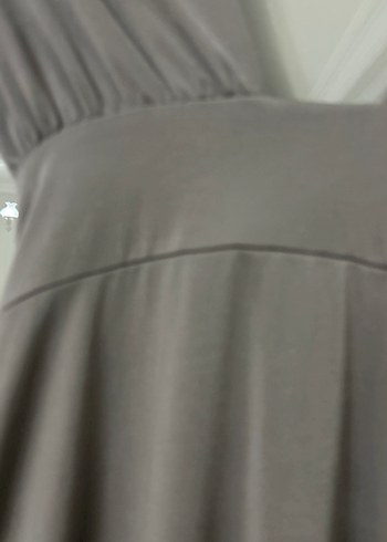 V Yaka Gri Uzun Drapeli Elbise - Görsel 4