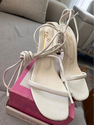 Beyaz topuklu ayakkabı - Görsel 4