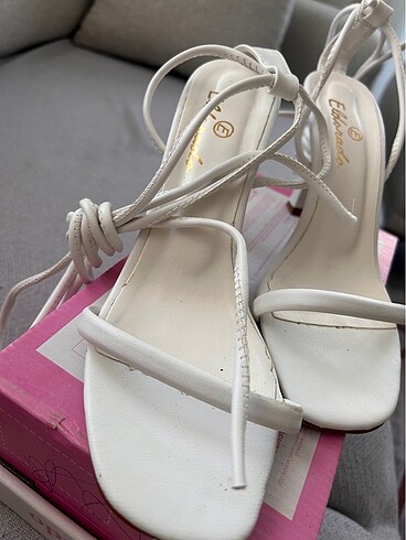 Beyaz topuklu ayakkabı - Görsel 9