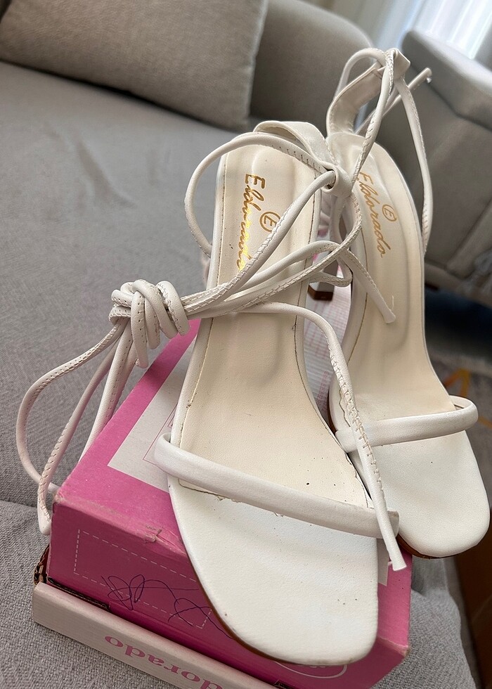 Beyaz topuklu ayakkabı - Görsel 4