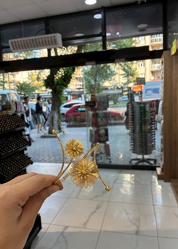 Altın Renkli Püsküllü Çiçek pazılık