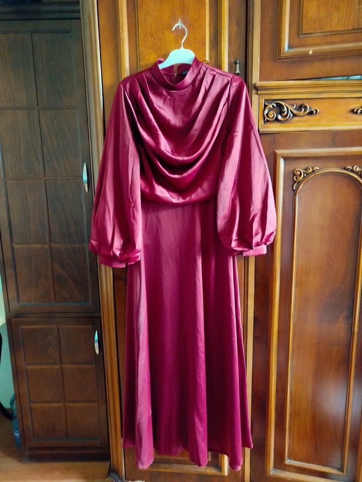 Bordo Uzun Saten Elbise Yüksek Yakalı - Görsel 2