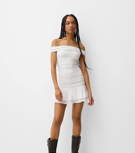 Bershka Açık Omuzlu Fırfırlı Elbise