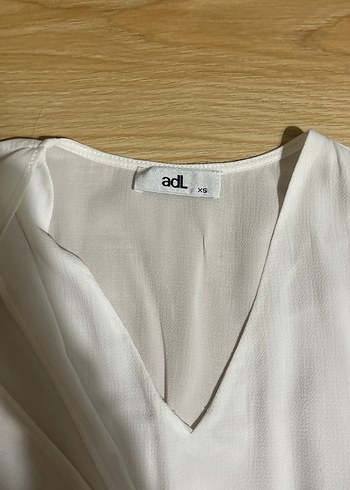 Beyaz Kolsuz V Yaka Kuşaklı Bluz - Görsel 2