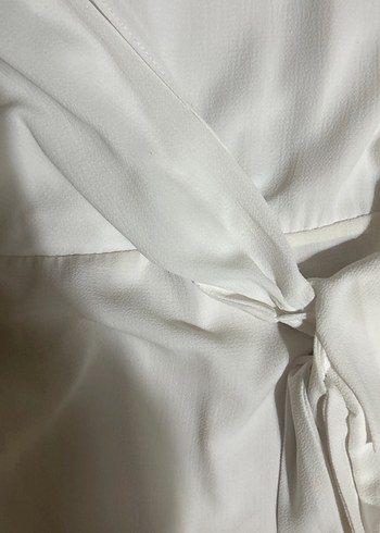 Beyaz Kolsuz V Yaka Kuşaklı Bluz - Görsel 3