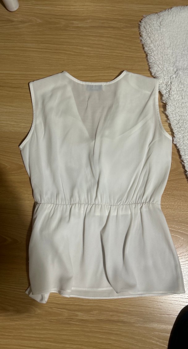 Beyaz Kolsuz V Yaka Kuşaklı Bluz - Görsel 4