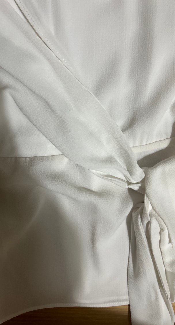 Beyaz Kolsuz V Yaka Kuşaklı Bluz - Görsel 3