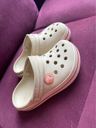 Bej crocs