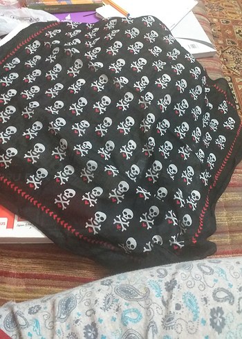 kadın bandana kurukafa desenli