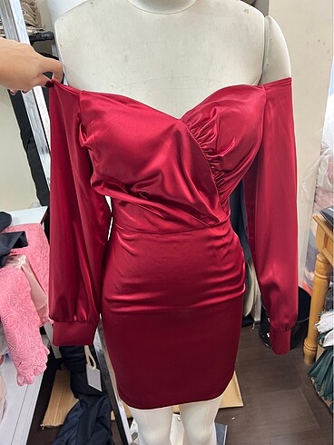 kırmızı mini saten elbise