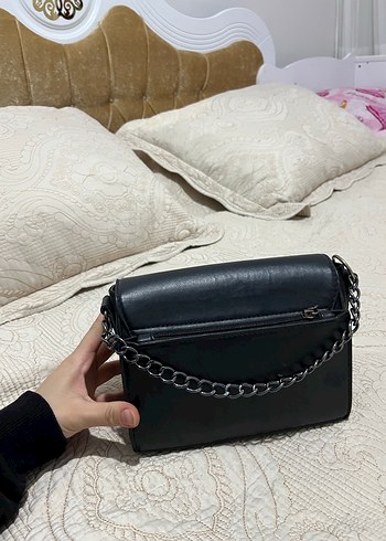 Zara Siyah Zincir Detaylı Deri Kadın Çanta - Görsel 4