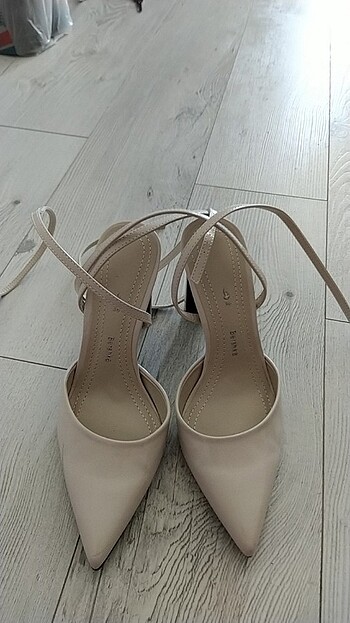 Bershka parlak krem bağcıklı topuklu ayakkabı 