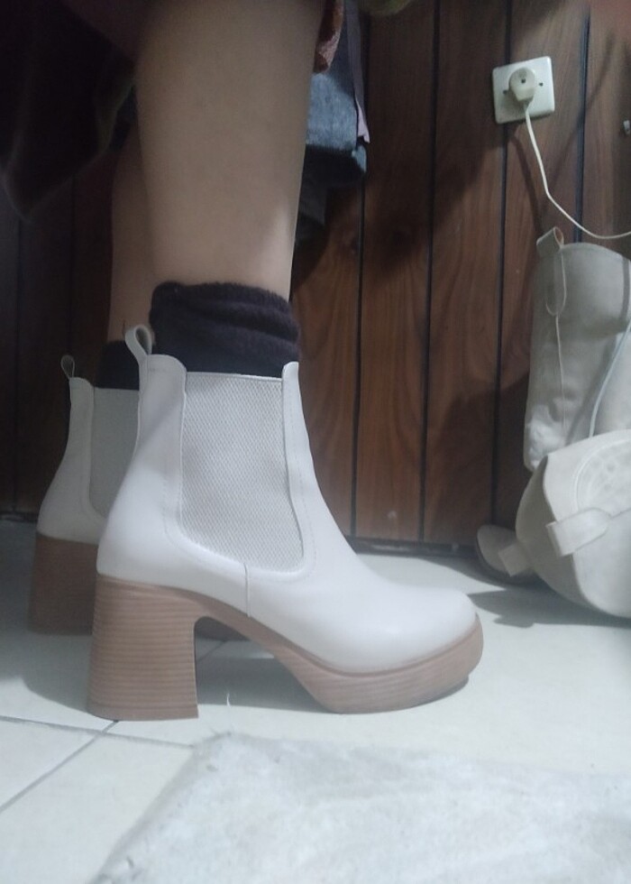 Krem Rengi Topuklu Bot - Görsel 2