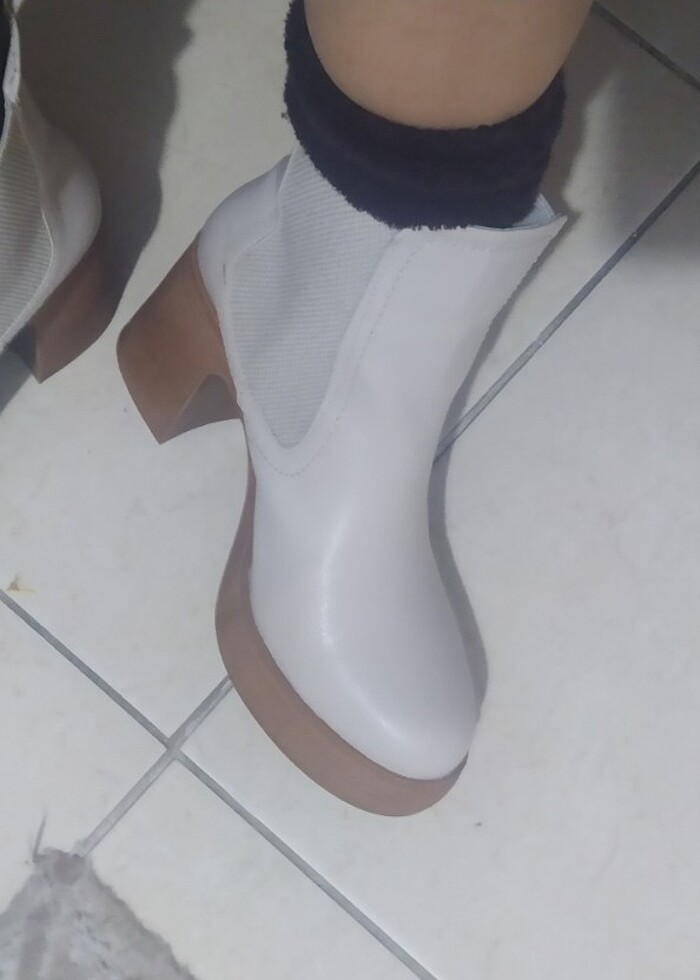 Krem Rengi Topuklu Bot - Görsel 3