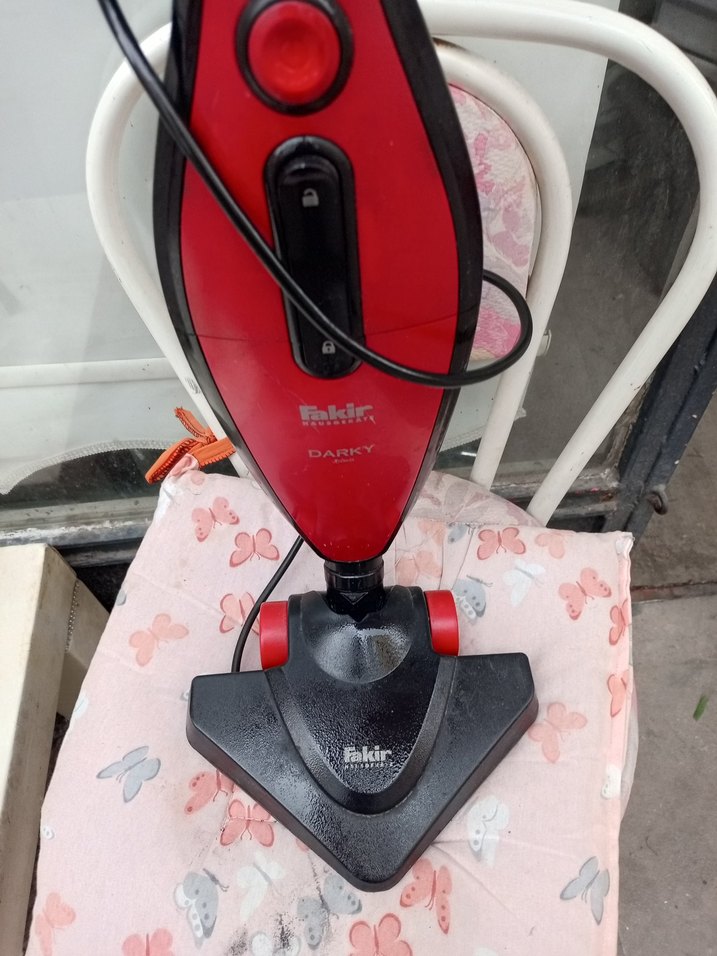 Kırmızı Renkli Elektrikli Süpürge - Görsel 2