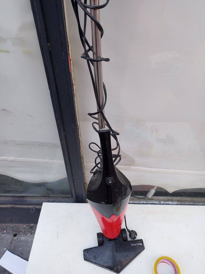 Kırmızı ve Siyah Dikey Elektrikli Süpürge - Görsel 3