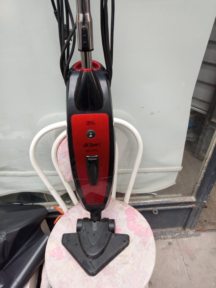 Kırmızı Renkli Elektrikli Süpürge - Görsel 2