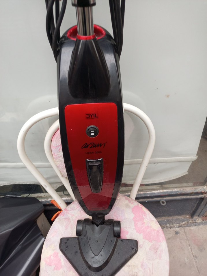 Kırmızı Renkli Elektrikli Süpürge - Görsel 4