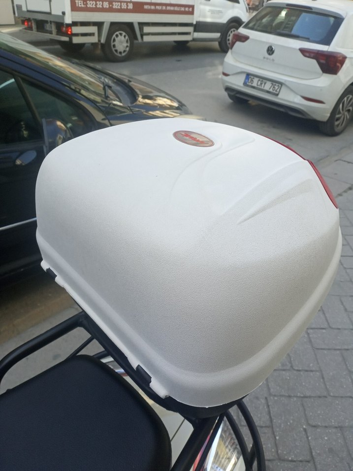 Beyaz Parlak Plastik Motosiklet Kaskı - Görsel 3