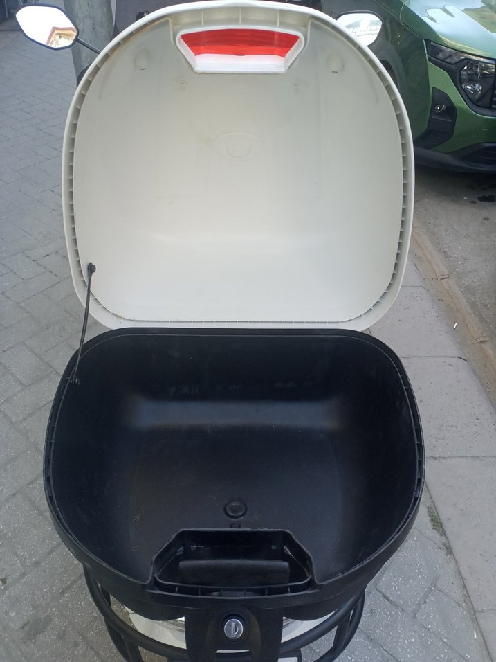 Beyaz Parlak Plastik Motosiklet Kaskı - Görsel 5