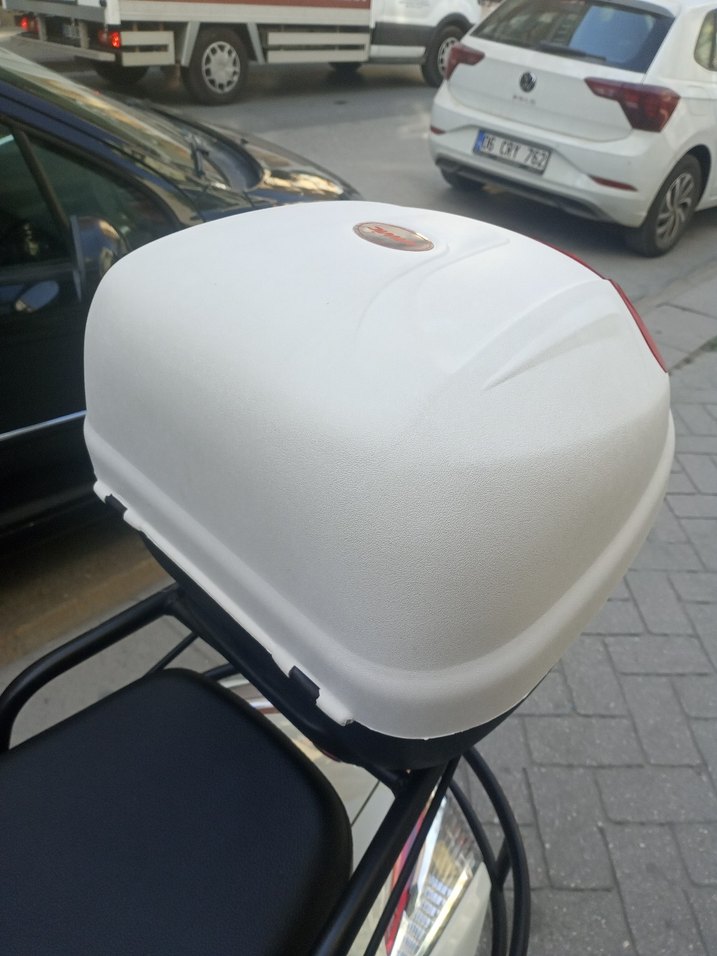 Beyaz Parlak Plastik Motosiklet Kaskı - Görsel 4