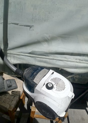 Beyaz ve Gri Elektrikli Süpürge