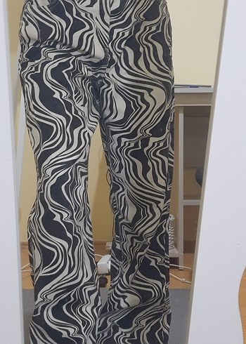 Bershka Zebra Desenli Midi Pilili Kadın Kumaş Pantolon