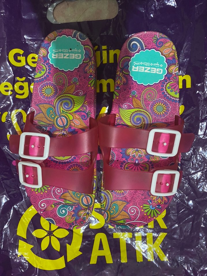 Renkli Desenli Kız Terlikleri Tokalı - Görsel 3