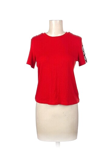 Bershka T-shirt %70 İndirimli.