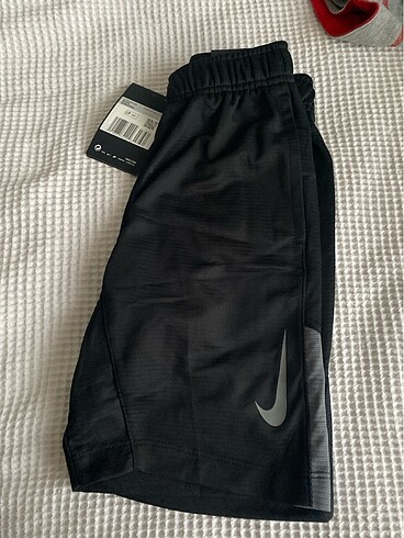 Nike çocuk şortu