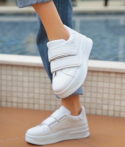Beyaz çift bantlı spor ayakkabı