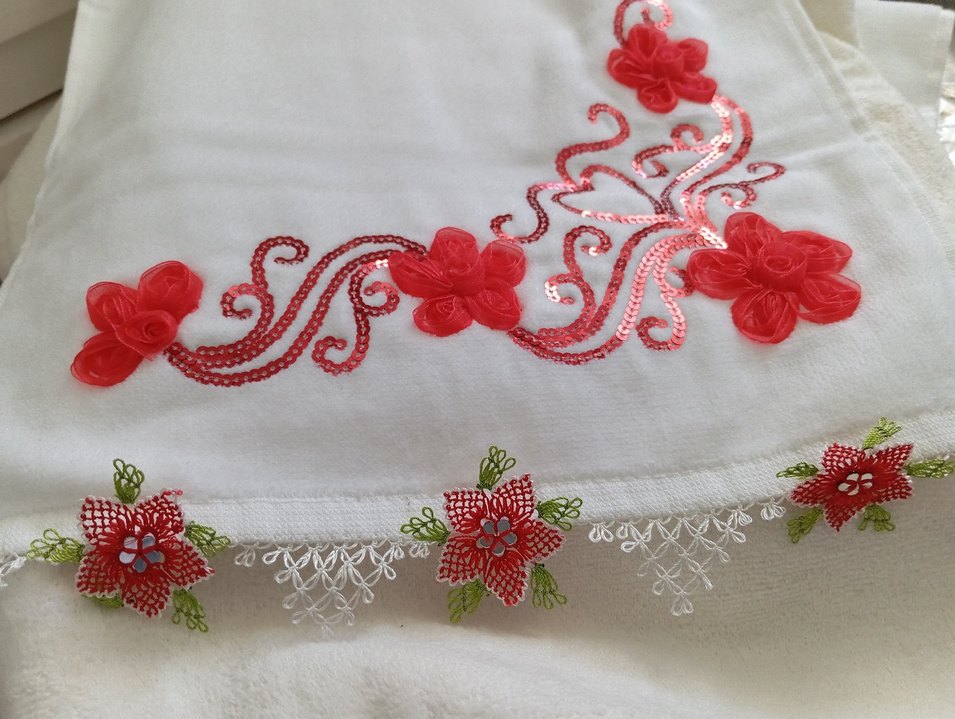 Nakışlı Kırmızı Desenli Havlu - Görsel 2