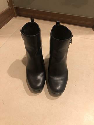 Bershka 8 cm siyah topuklu bot