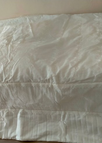 Beyaz Nakışlı Yatak Örtüsü - Görsel 2
