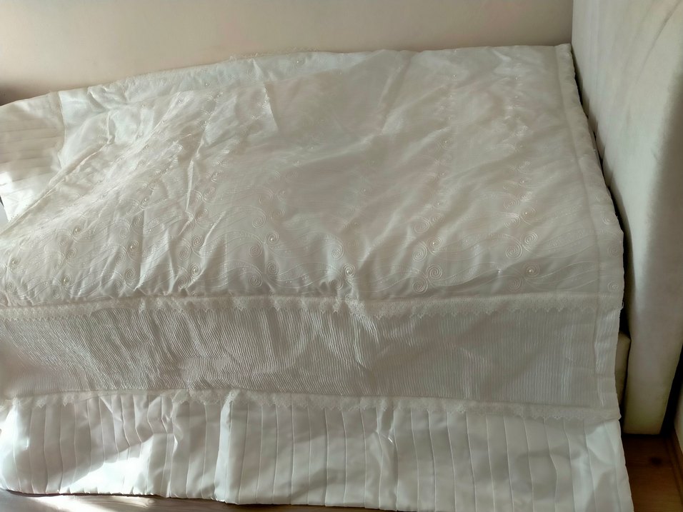 Beyaz Nakışlı Yatak Örtüsü - Görsel 2