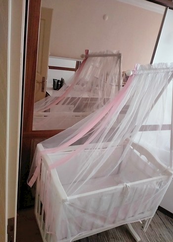 Beyaz Pastel Bebek Beşiği ve Tül Perde - Görsel 4