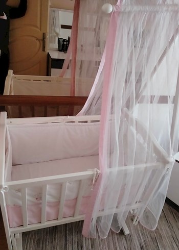 Beyaz Pastel Bebek Beşiği ve Tül Perde - Görsel 3