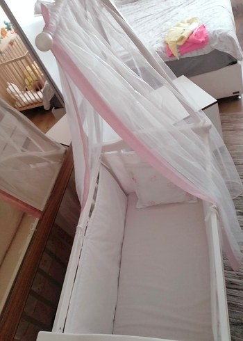 Beyaz Pastel Bebek Beşiği ve Tül Perde - Görsel 2