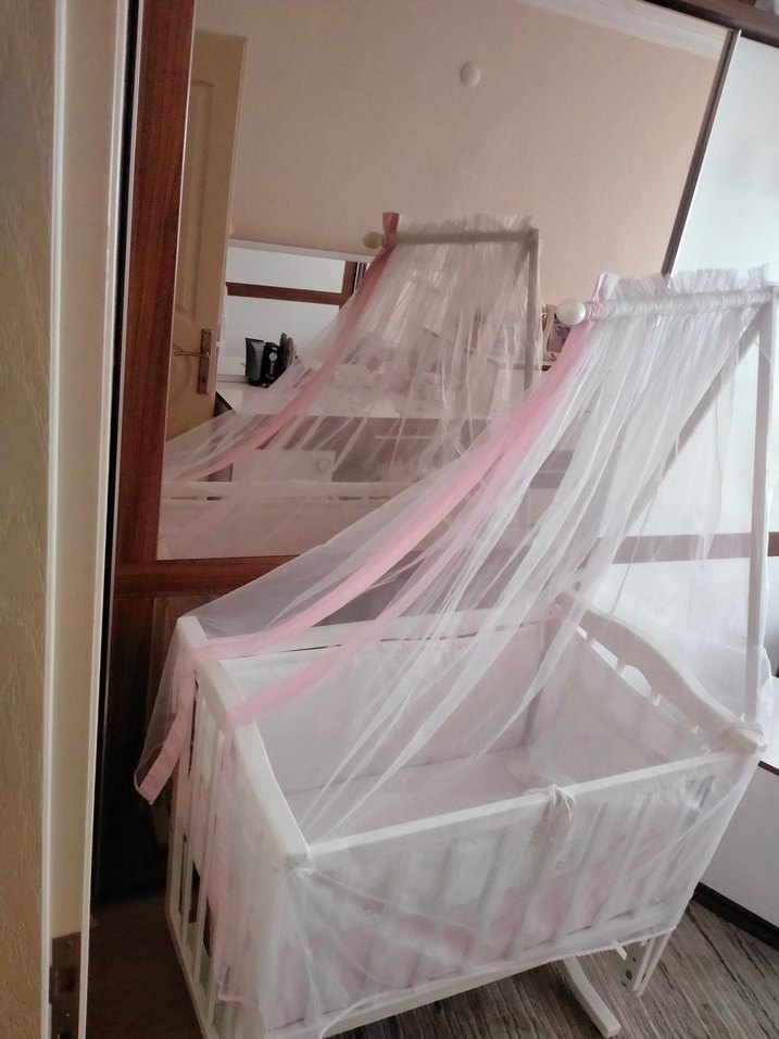 Beyaz Pastel Bebek Beşiği ve Tül Perde - Görsel 4