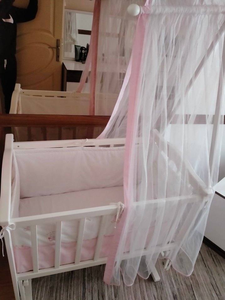 Beyaz Pastel Bebek Beşiği ve Tül Perde - Görsel 3