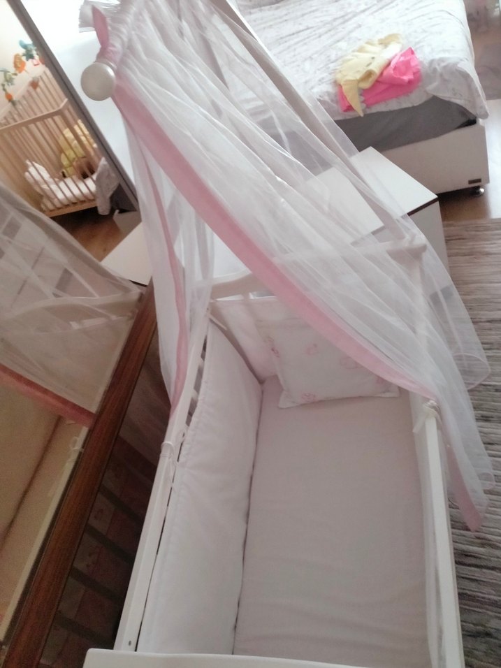 Beyaz Pastel Bebek Beşiği ve Tül Perde - Görsel 2