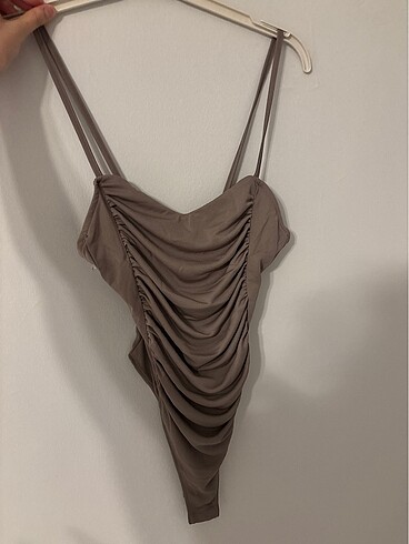 Askılı bodysuit
