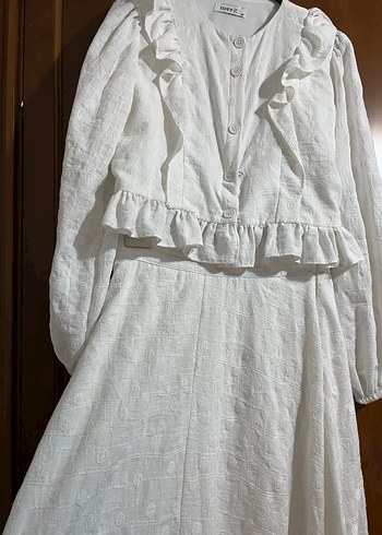 Uzun Beyaz Keten Fırfırlı Takım - Görsel 3