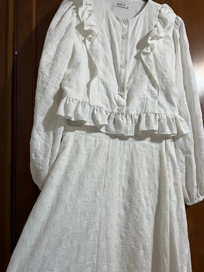 Uzun Beyaz Keten Fırfırlı Takım - Görsel 3